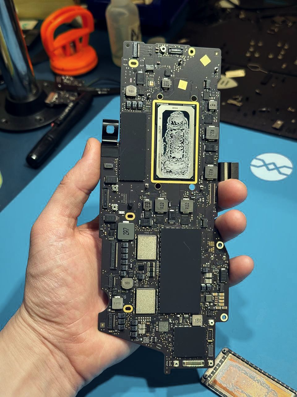 Чистка MacBook от пыли в мастерской Apple Duma